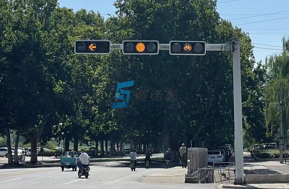 路口交通信號燈只亮黃燈，是等還是走？